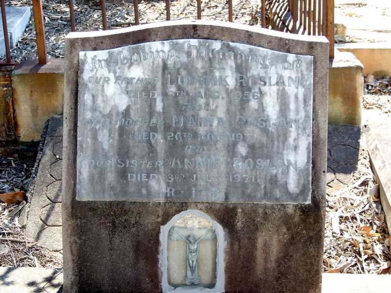 File:Tombstone of Ludwik Rosłan, Maria Kempe and Annie Rosłan.jpg