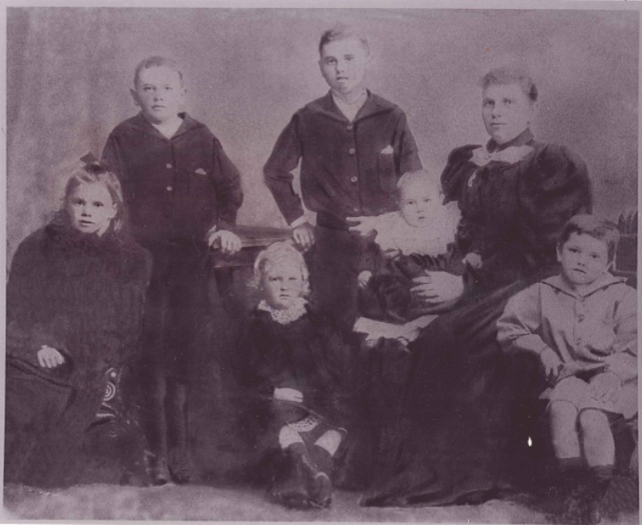File:McIntyre Family Photo 1895.jpg