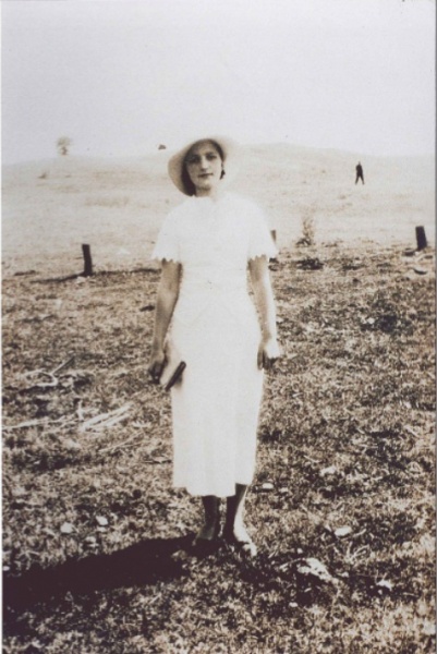 File:Wanda Rosłan (Flo) in a Field.jpg