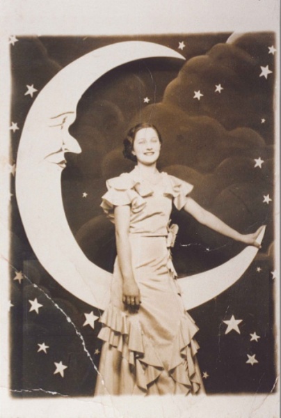 File:Wanda Rosłan (Flo) with Moon & Stars.jpg